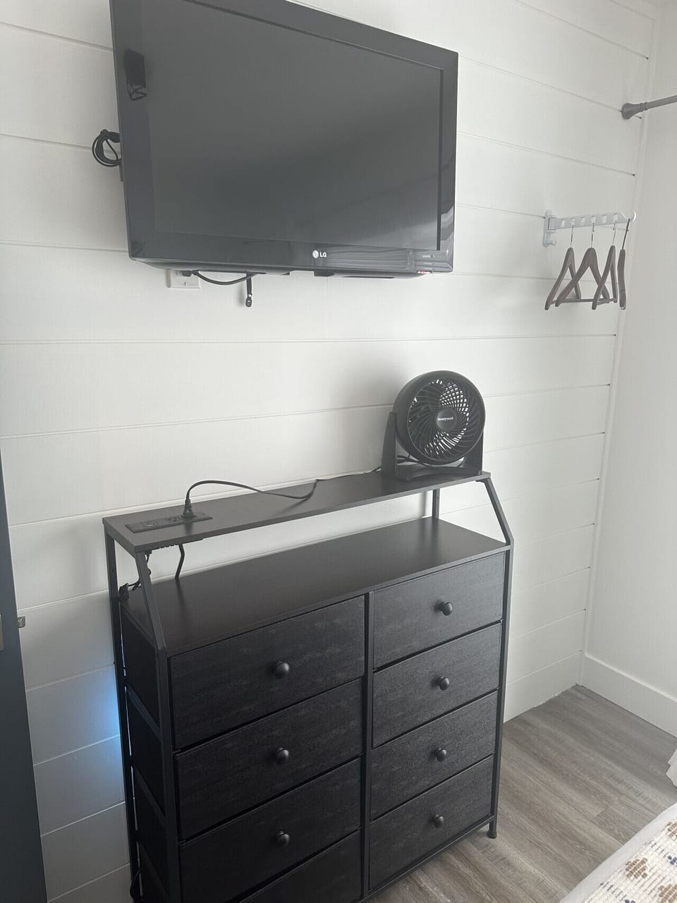 Dresser and hangers