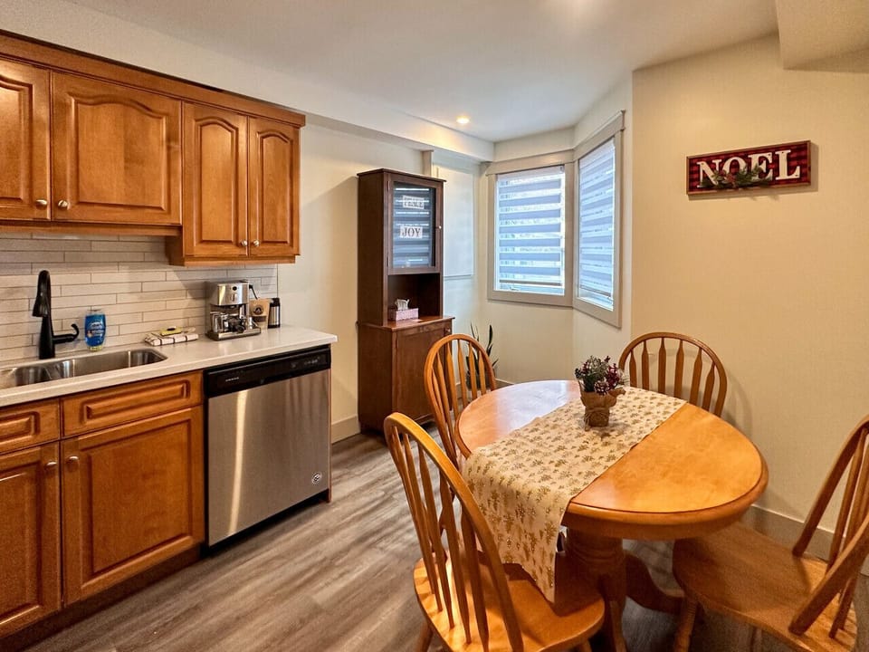 Dining expands to 6 with leaf in livingroom closet