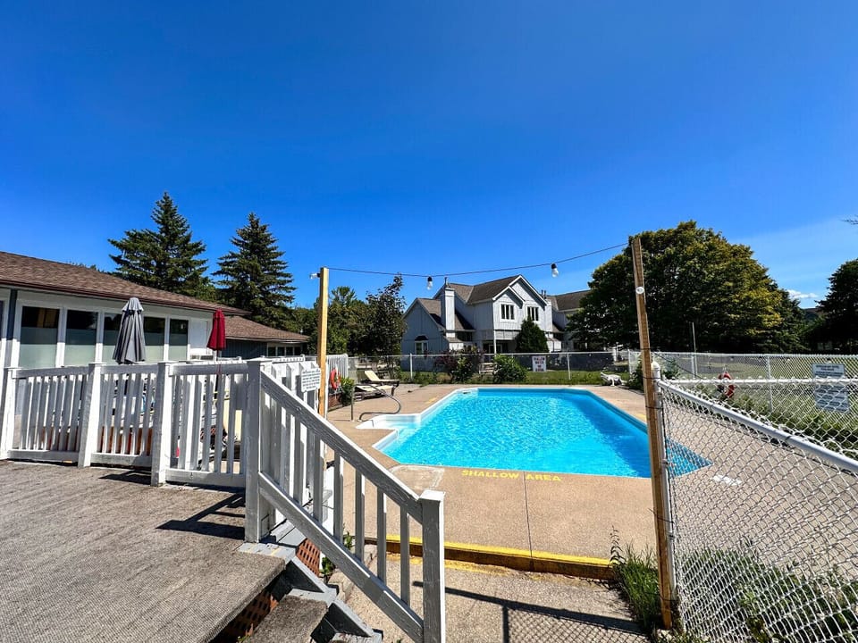 Seasonal Shared pool available June-Sept at additional cost $25 per day plus HST discounts for weekly and monthly stays