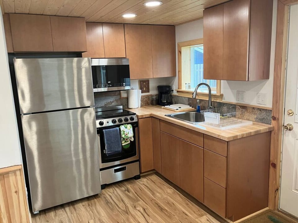 FULL KITCHEN