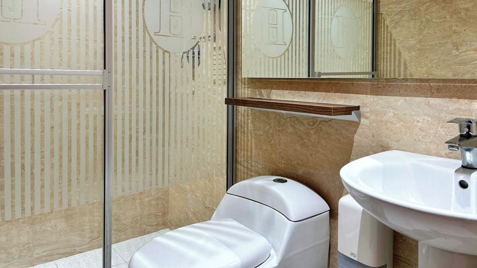 Executive Room, 2 Twin Beds | Bathroom | Shower, free toiletries, hair dryer, towels