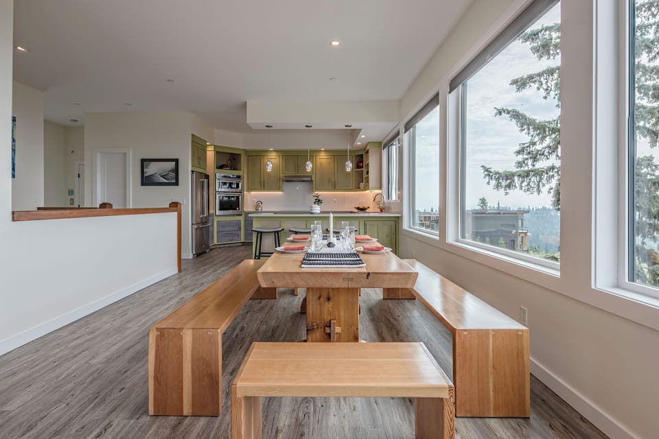 Dining Area to Kitchen 