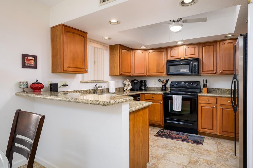 Fully stocked kitchen with drip coffee and K-cup machines.