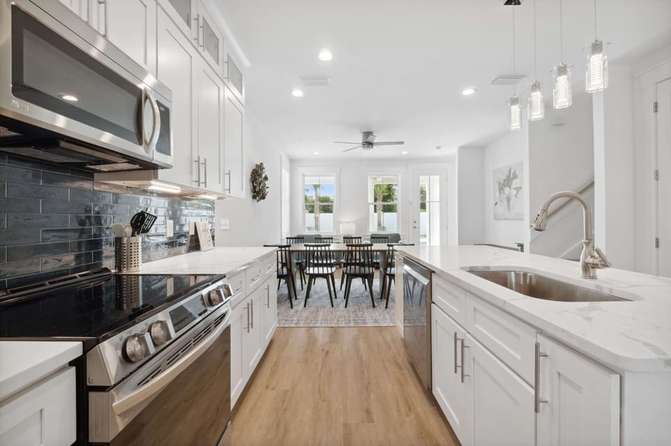 House, Multiple Beds, Private Pool, Pool View (Blissful Getaway) | Private kitchen | Fridge, microwave, oven, stovetop