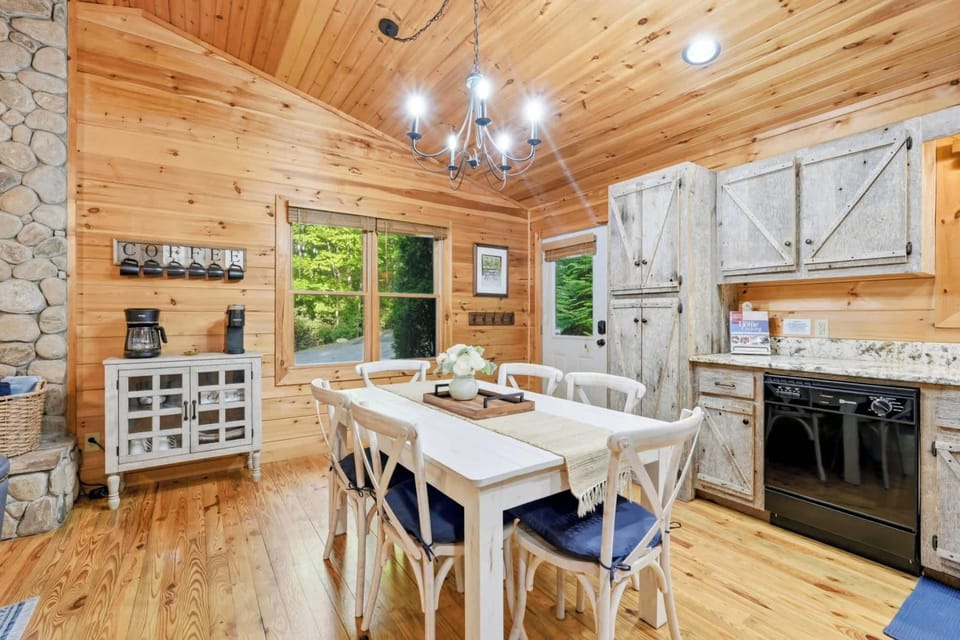 Cabin, Multiple Beds, Hot Tub, Mountain View (Misty Creek Cabin) | Dining