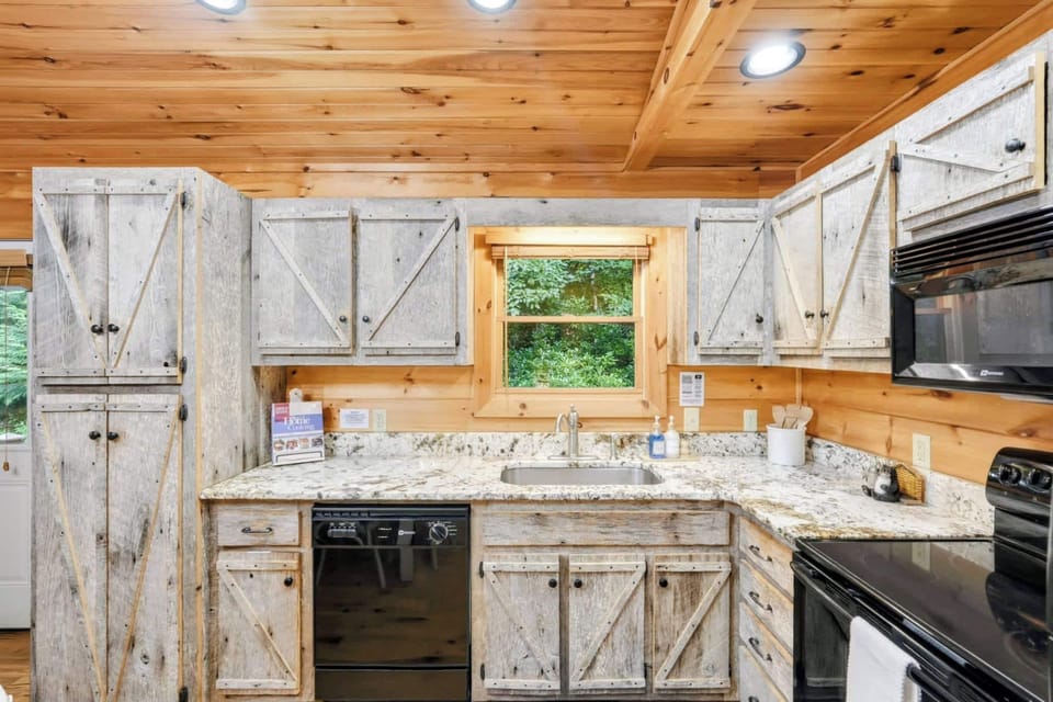 Cabin, Multiple Beds, Hot Tub, Mountain View (Misty Creek Cabin) | Private kitchen | Coffee/tea maker, fridge, microwave, oven
