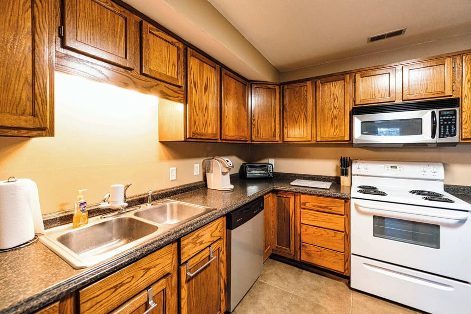 House, Multiple Beds, Patio (B. R. Guest House) | Private kitchen | Fridge, microwave, oven, stovetop