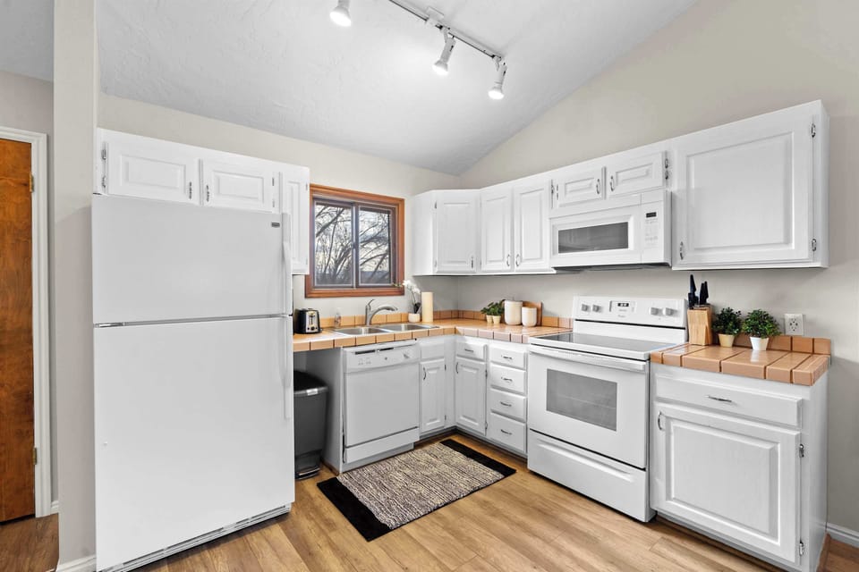 Condo, 1 Queen Bed with Sofa bed, Balcony, Mountain View (Hikers Hideaway) | Private kitchen | Fridge, microwave, oven, stovetop
