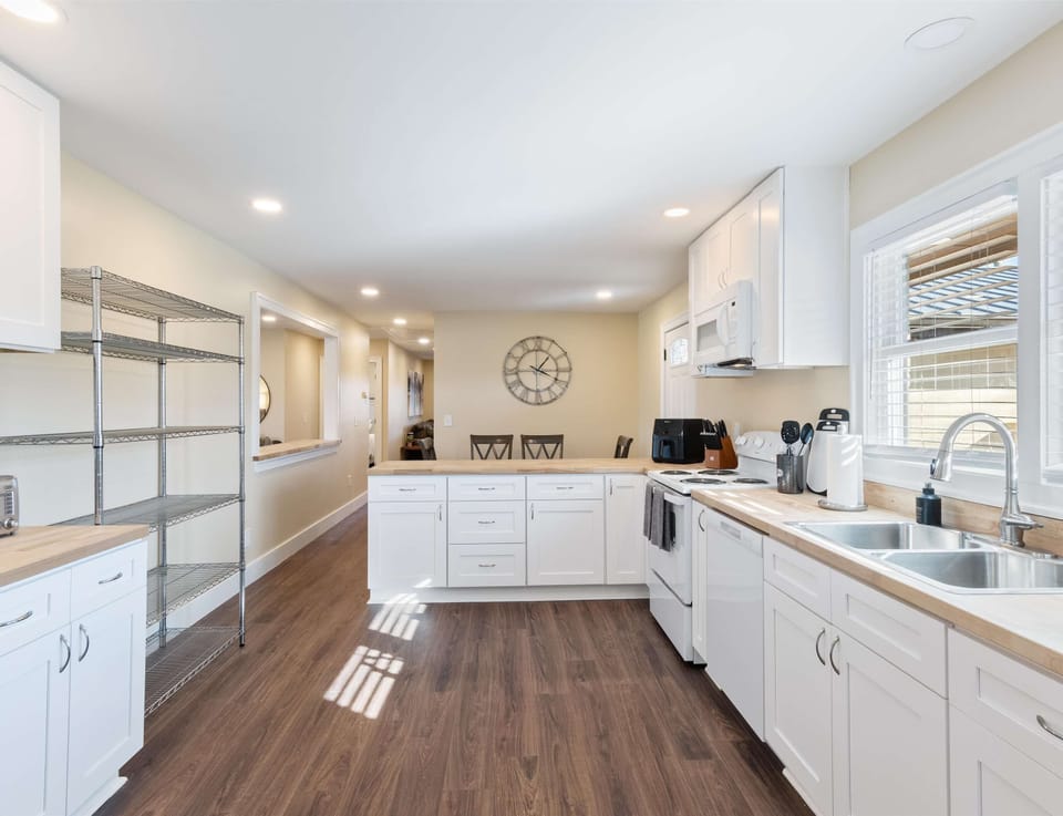House, Multiple Beds, Fireplace, Garden View | Private kitchen | Coffee/tea maker, fridge, microwave, oven