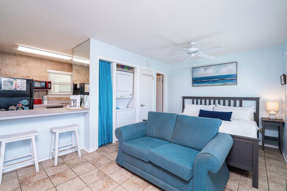 Studio Suite, Multiple Beds, Hot Tub | Living area | 42-inch flat-screen TV with digital channels, TV