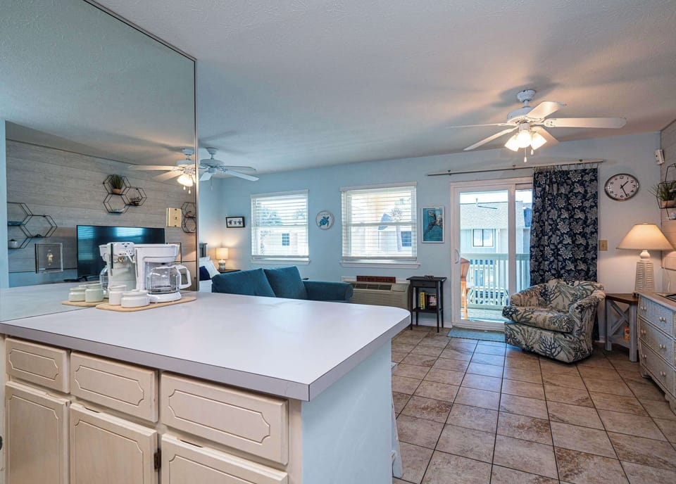 Studio Suite, Multiple Beds, Hot Tub | Living area | 42-inch flat-screen TV with digital channels, TV