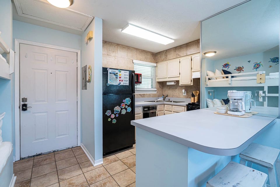 Studio Suite, Multiple Beds, Hot Tub | Private kitchen | Fridge, microwave, oven, stovetop