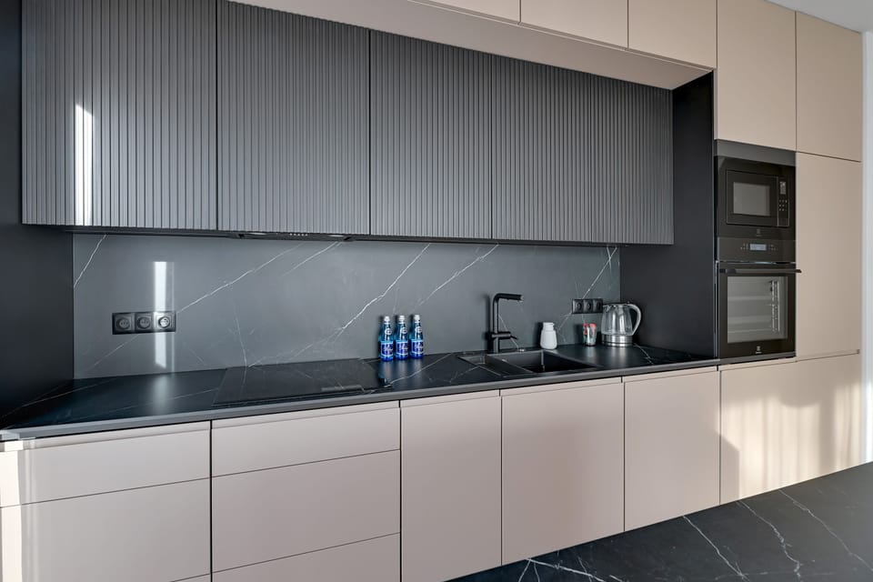 Full-size fridge, microwave, oven, stovetop