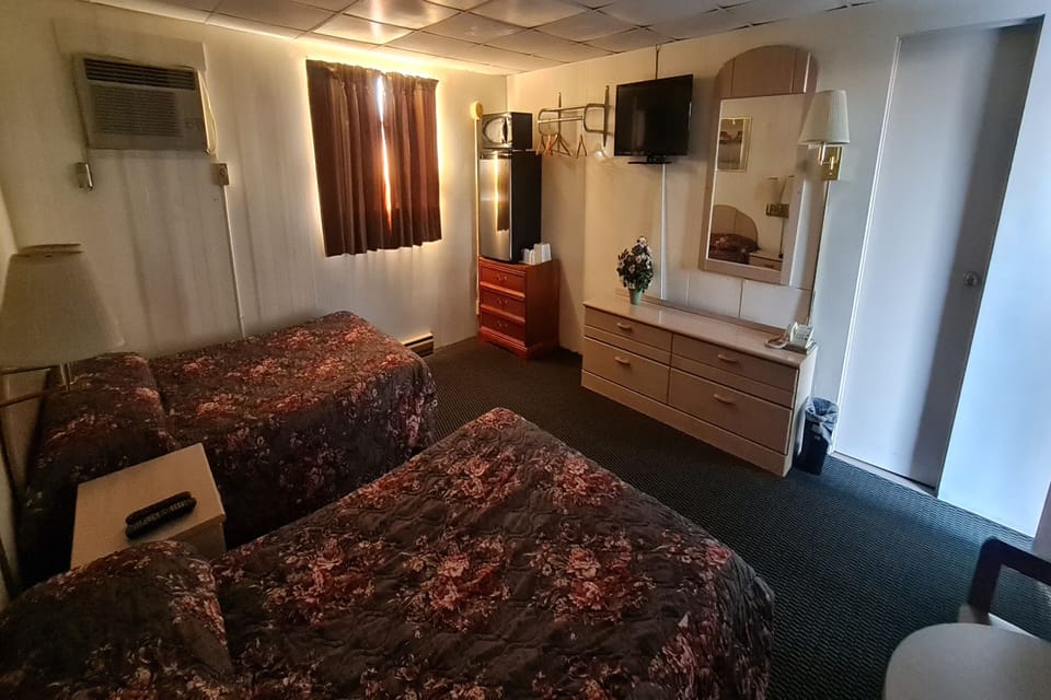 In-room safe, laptop workspace, blackout drapes, iron/ironing board