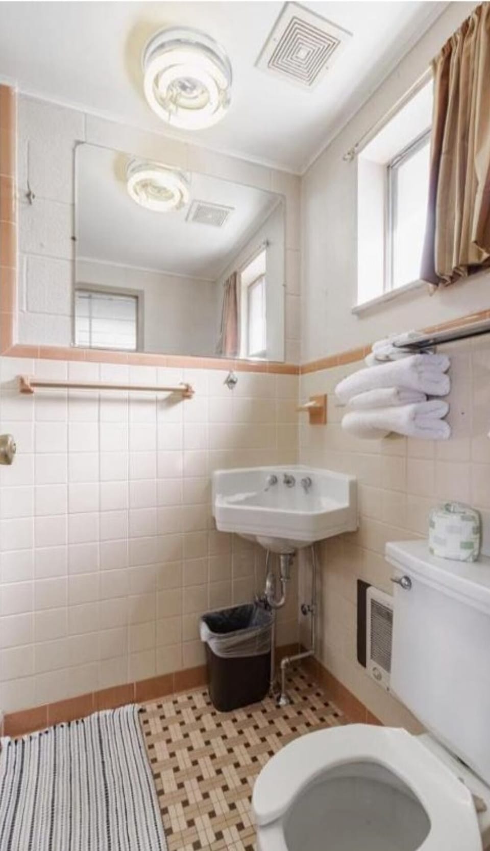 Shower, hydromassage showerhead, free toiletries, hair dryer