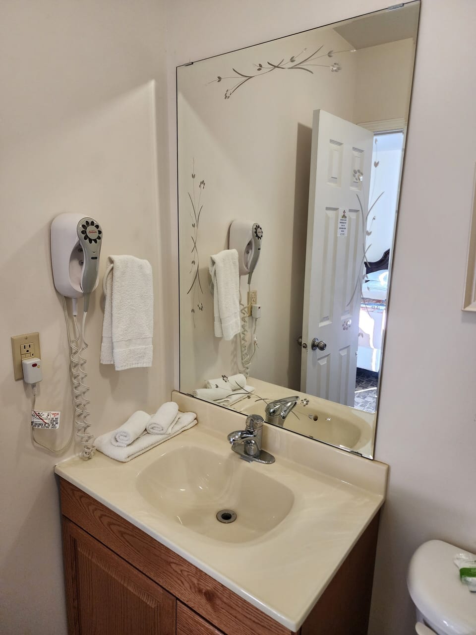 Comfort Room | Bathroom | Combined shower/tub, rainfall showerhead, hair dryer, towels