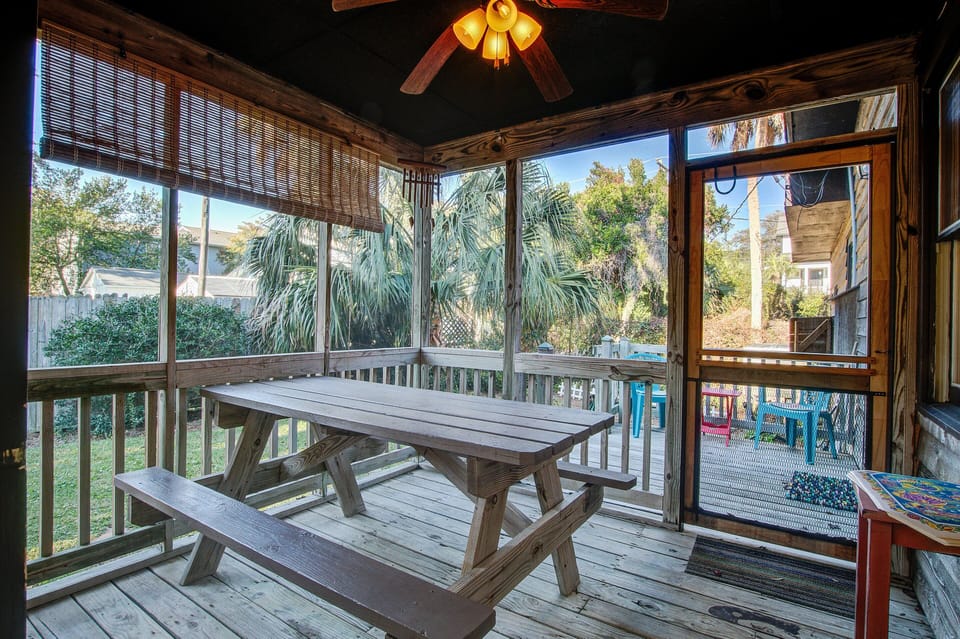 Outdoor Screened Porch with Picnic Table for Dining Al fresco!