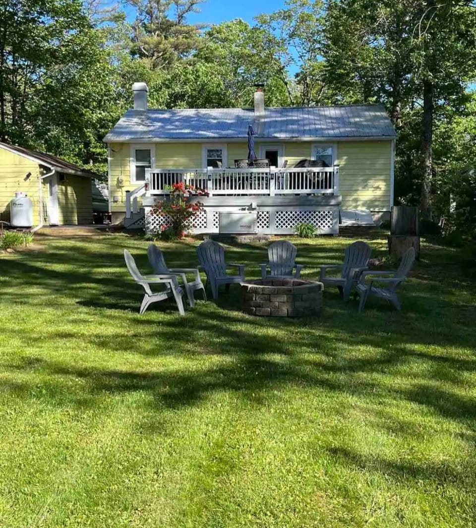 Beautiful backyard for games and bonfires