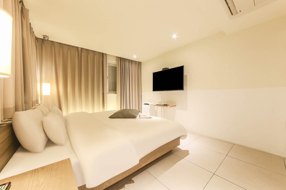 Suite | Free WiFi, bed sheets