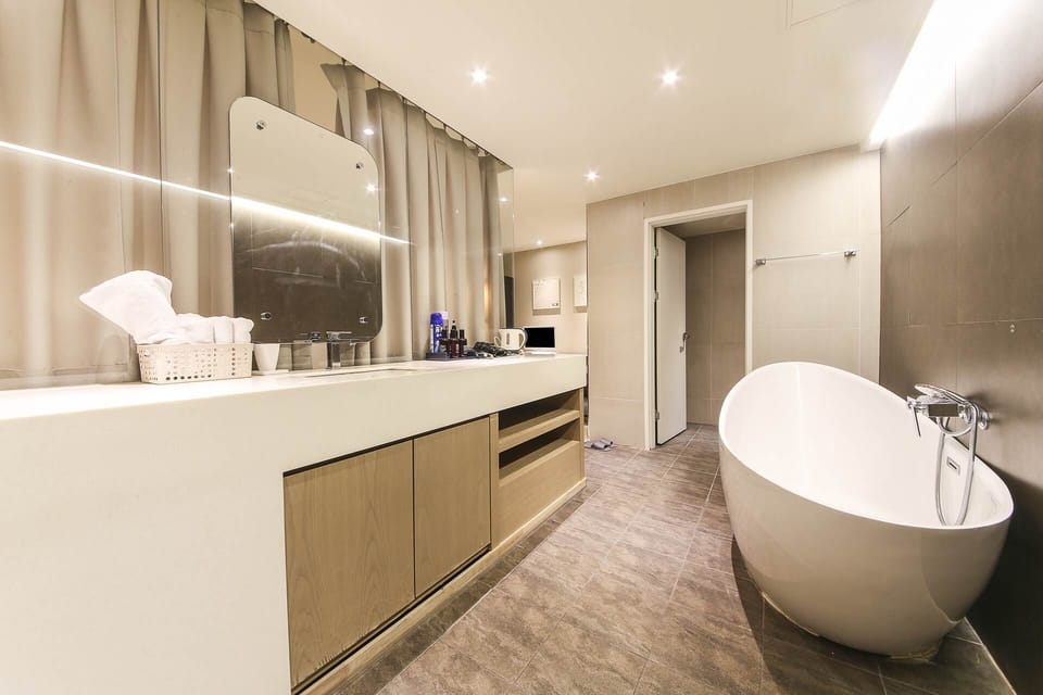 Suite | Bathroom