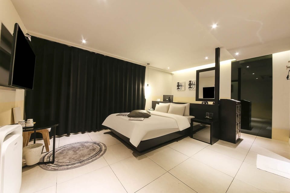 Premium Room | Free WiFi, bed sheets