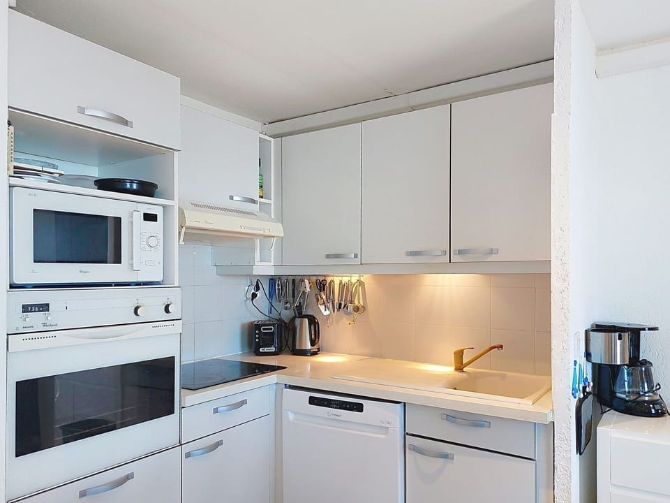 Kitchen Appliance, Kitchen, Countertop, Cabinetry, Major Appliance, Home Appliance, Sink, Plumbing Fixture, Interior Design, Kitchen Sink