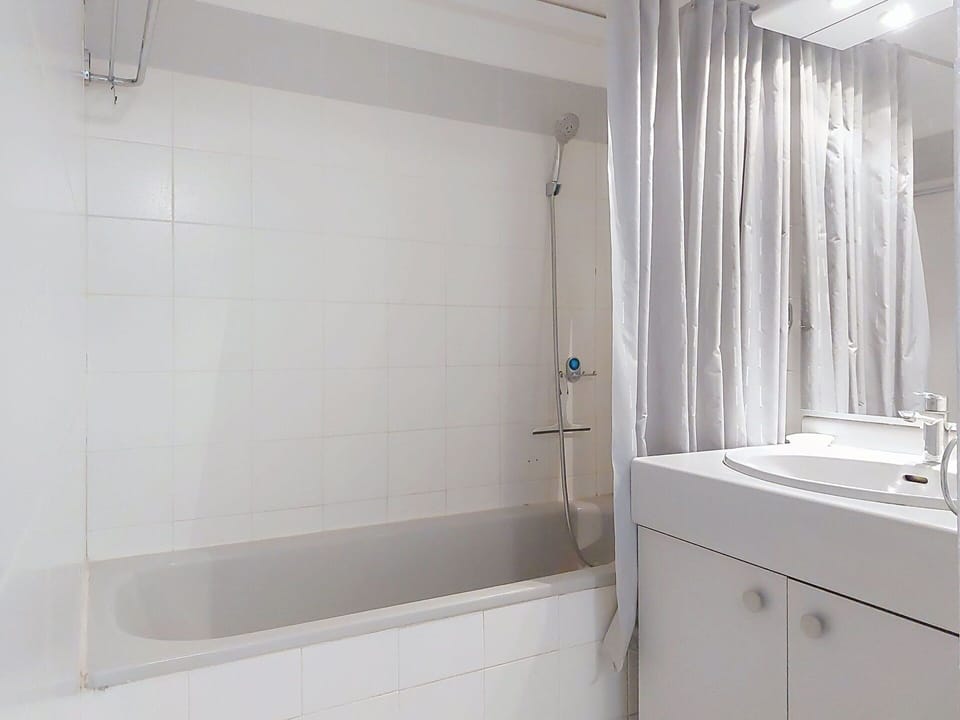 Bathroom, Wall, Plumbing Fixture, Flooring, Interior Design, Bathtub, Floor, Plumbing, Shower, Room