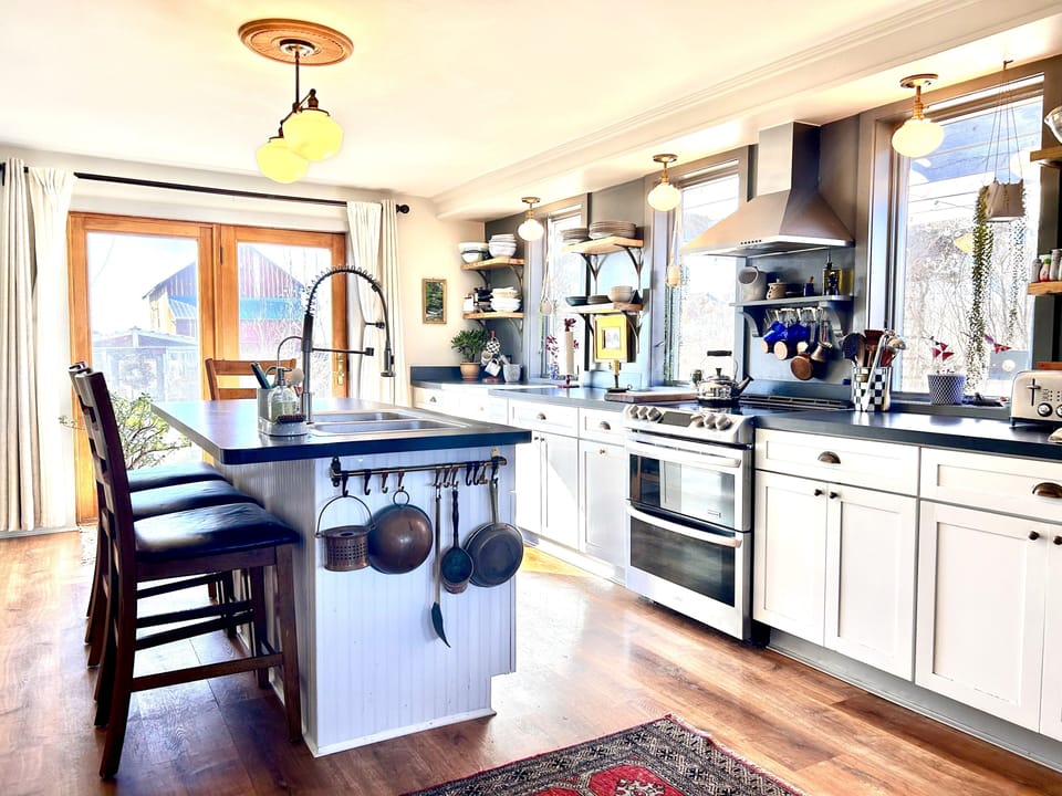kitchen equipped with all you need for cooking and entertaining