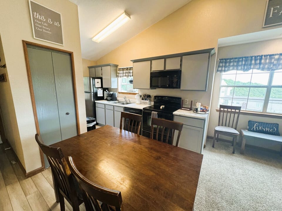 Dining/Kitchen