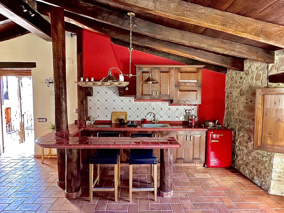 Superior Apartment, 1 Queen Bed with Sofa bed, Ensuite, Garden View | Private kitchen | Electric kettle