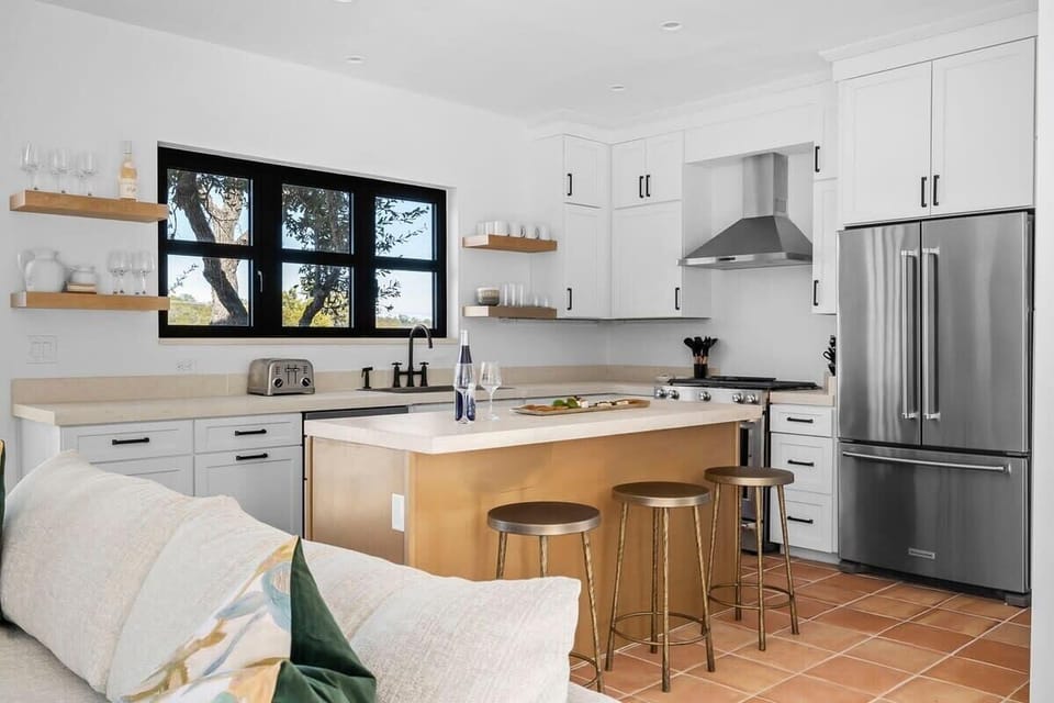 Kitchen with breakfast bar