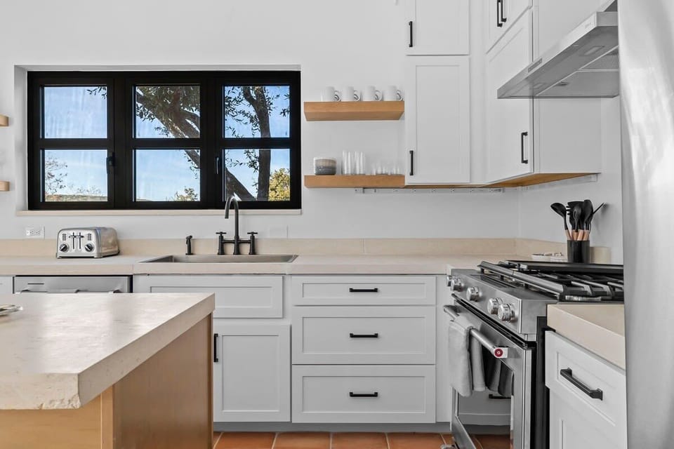 Full kitchen