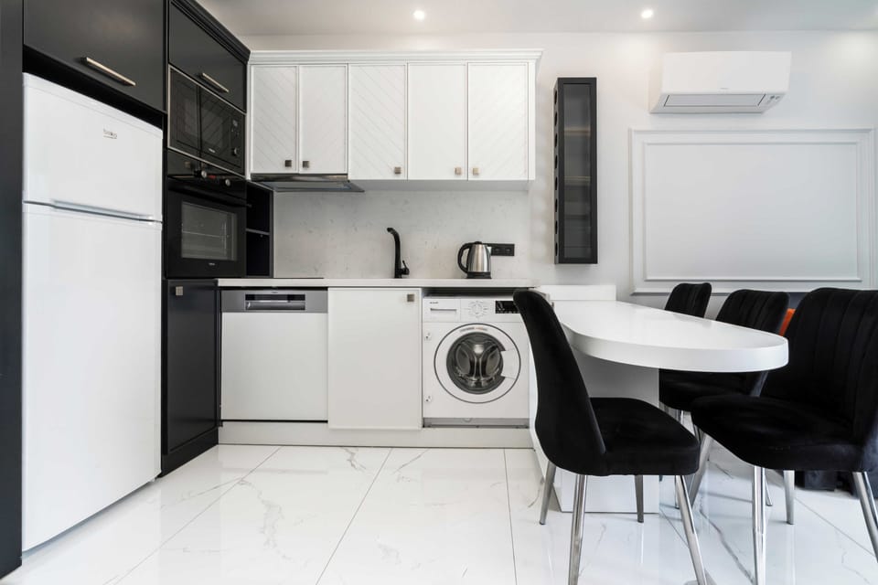 Basic Room | Private kitchen | Fridge, microwave, oven, stovetop