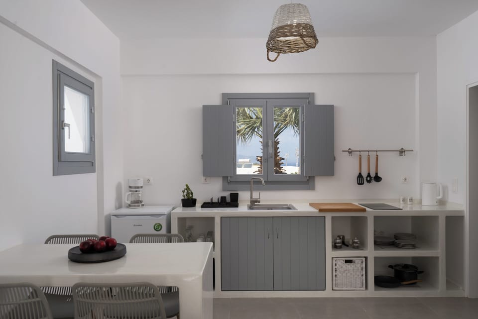 Fridge, stovetop, coffee/tea maker, electric kettle
