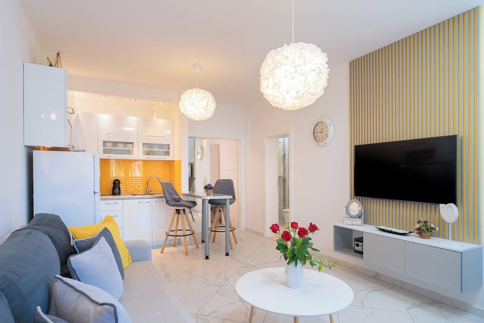 Pool in the City Centre | Living area | Flat-screen TV, Netflix, streaming services