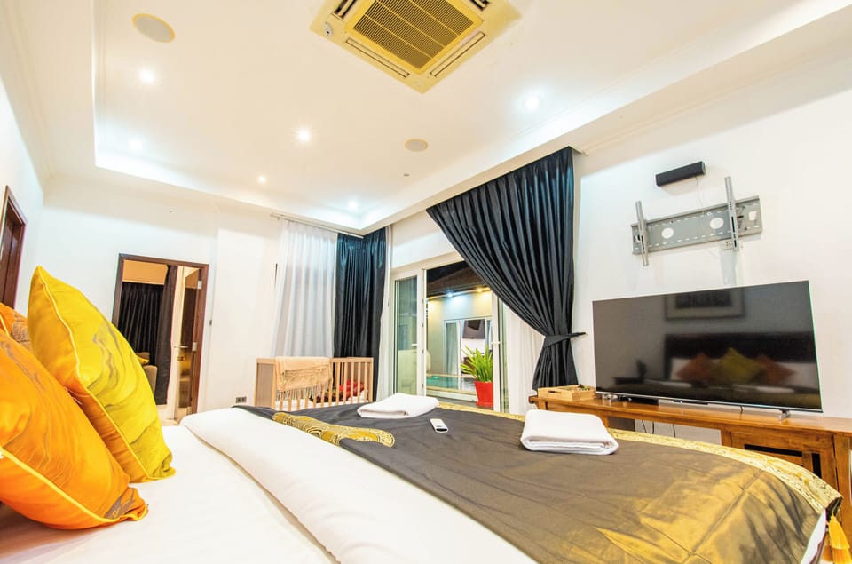 Seaside Villa 2 Pools beach at 50m Villa in Pattaya City