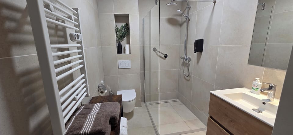 Junior Room | Bathroom