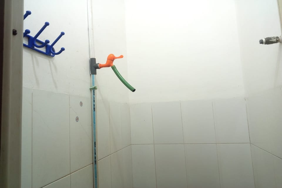 Economy Twin Room | Bathroom | Shower, rainfall showerhead, towels