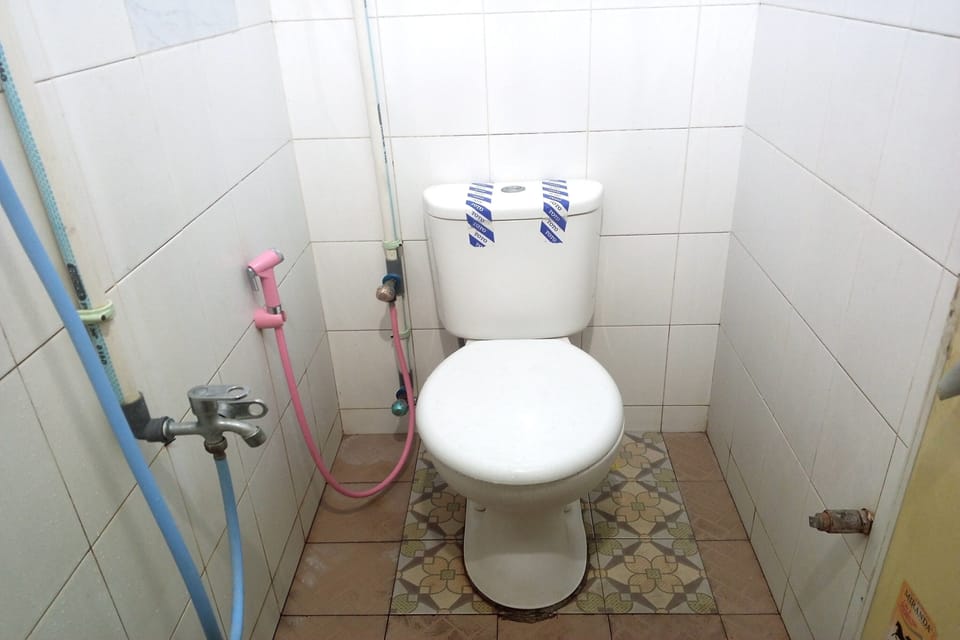 Superior Twin Room | Bathroom | Shower, rainfall showerhead, towels