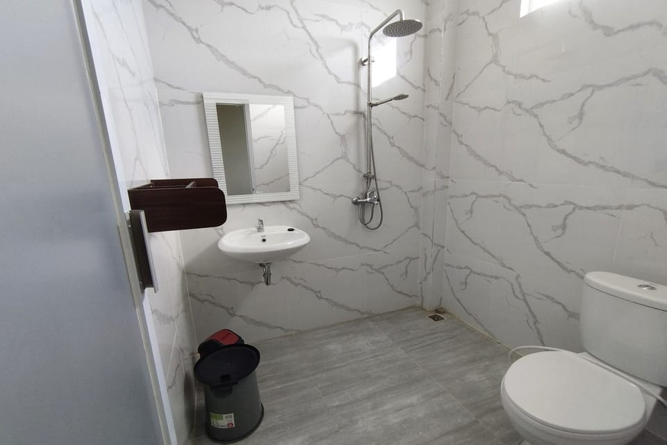 Standard Room | Bathroom | Shower, rainfall showerhead, free toiletries, slippers