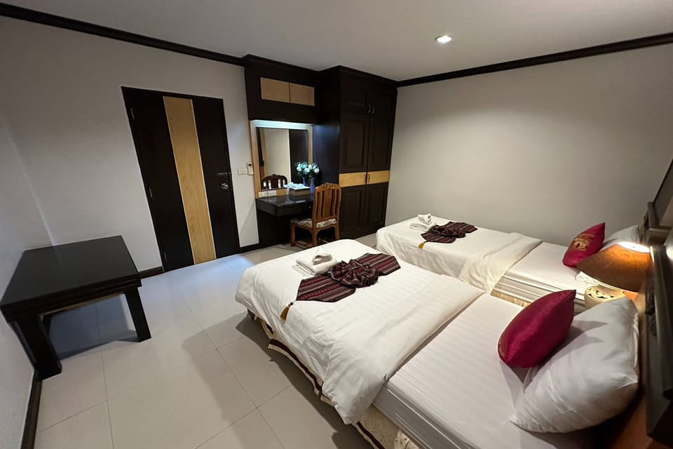 Junior Studio Suite | Desk, bed sheets
