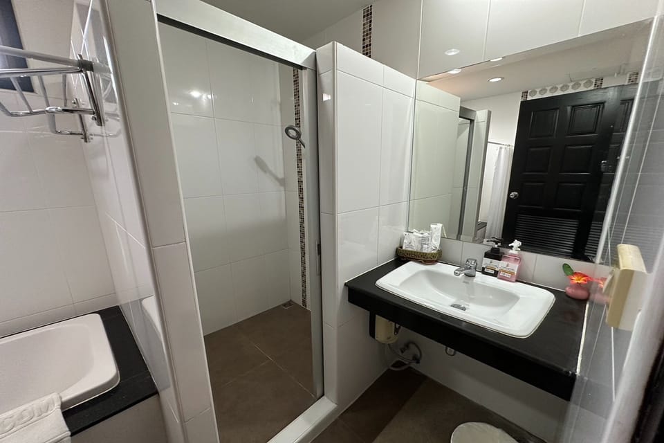 Junior Studio Suite | Bathroom | Shower, rainfall showerhead, hair dryer, slippers