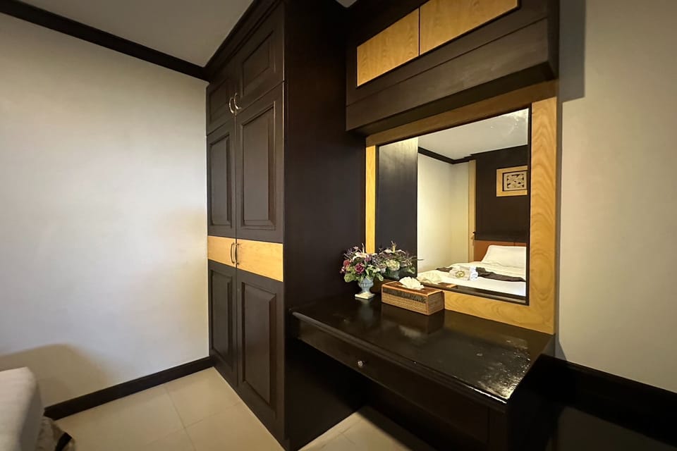 Family Studio Suite | Desk, bed sheets