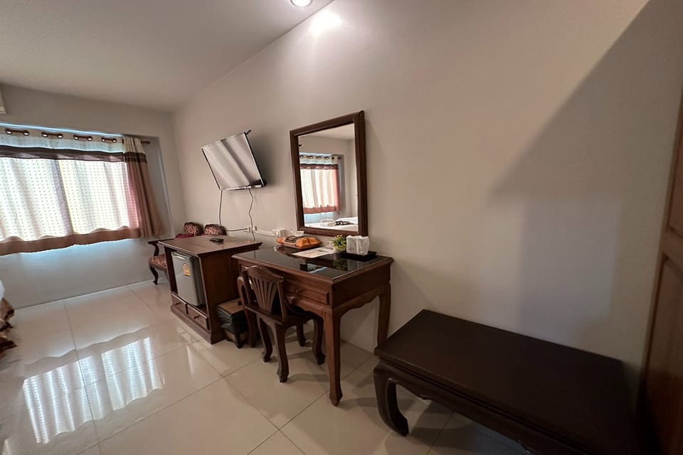 Superior Triple Room | Desk, bed sheets