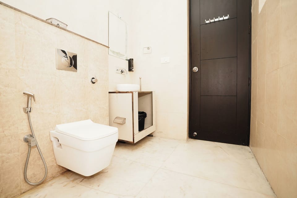 Deluxe Double Room | Bathroom | Shower, free toiletries, hair dryer, slippers