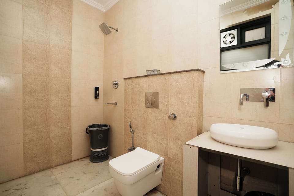 Deluxe Double Room | Bathroom | Shower, free toiletries, hair dryer, slippers