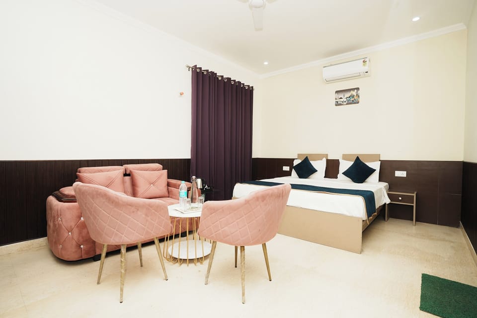 Deluxe Double Room | Desk, rollaway beds, free WiFi, bed sheets