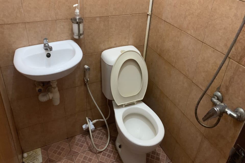 Standard Room | Bathroom | Shower, rainfall showerhead, free toiletries, slippers