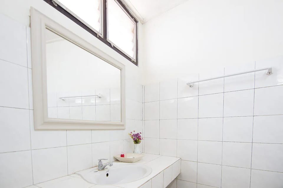 Shower, rainfall showerhead, free toiletries, towels