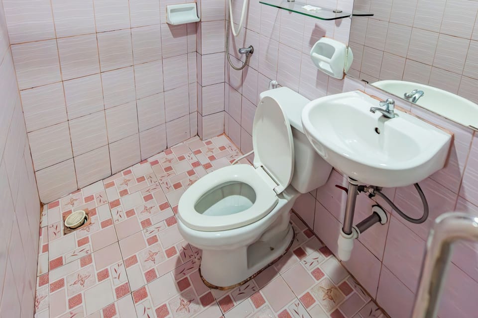 Standard Twin Room | Bathroom | Shower, rainfall showerhead, towels